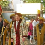 Photo d'un défile d'hommes en costume traditionnel