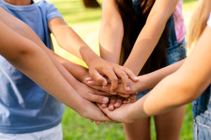 Photo de mains d'enfants superposées