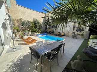 Photo d'un salon de jardin au bord d'une piscine