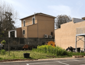 Photo d'une maison à côté du terrain de basket