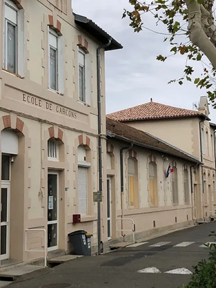 Photo de la devanture du bâtiment de l'école de garçons