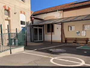 Photo de l'entrée de la cour de récréation de l'école de garçons