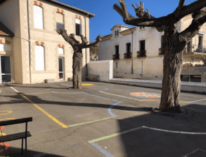 Photo de la cour de récréation de l'école de garçons