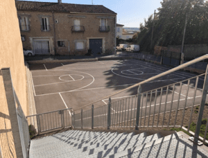 Photo depuis un escalier extérieur du terrain de basket