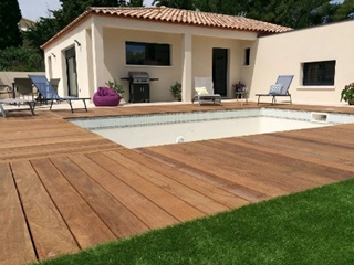 Photo d'une piscine vide avec une maison derrière