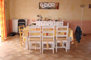 Photo d'un salon avec une table à manger