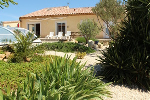 Photo d'une maison avec une piscine couverte