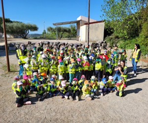 Photo d'enfants en gilet jaune pour participer à une collecte de déchets