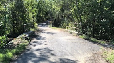 Photo de la route qui passe sur le petit pont