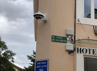 Photo d'une nouvelle caméra de surveillance sur l'angle d'un bâtiment