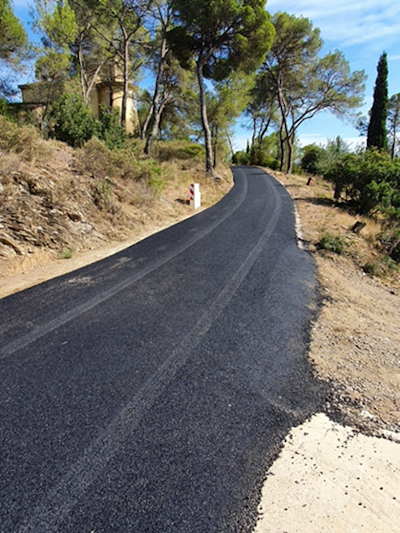 Photo d'un chemin nouvellement goudronné