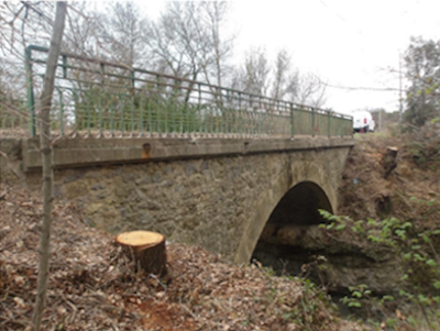 Photo en contre bas d'un petit pont