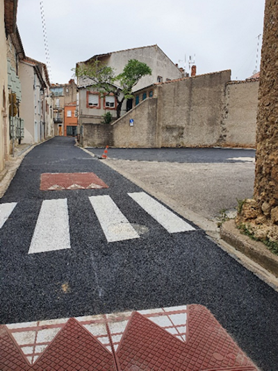 Photo d'une rue nouvelle goudronnée avec des ralentisseurs neufs