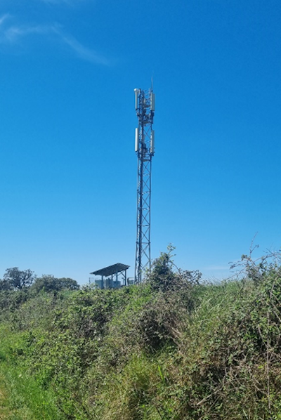 Photo d'une antenne réseau au loin