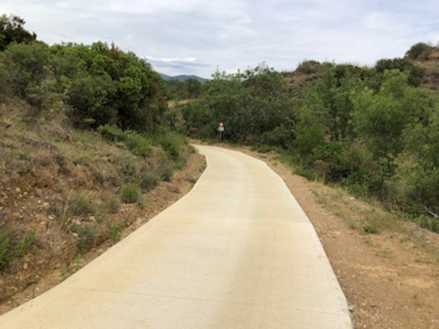 Photo d'un chemin neuf au milieu de la nature