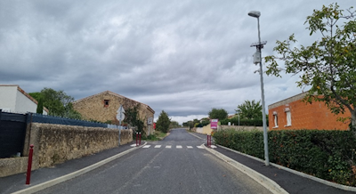 Photo d'une grande route dans le village