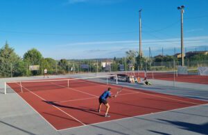 Photo de deux personnes en train de jouer au tennis sur un court