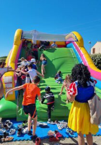 Photo d'enfants en train de joue dans un grand jeu gonflable