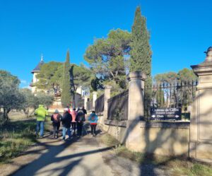 Photo d'un groupe de marcheur sur un chemin a côté du Chateau de Giffre