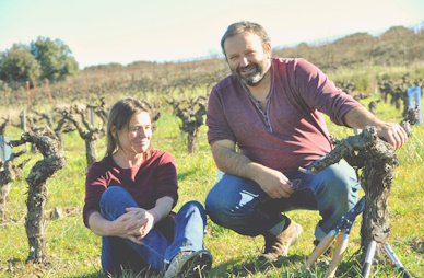 Photo d'un couple de vigneron dans leur vigne