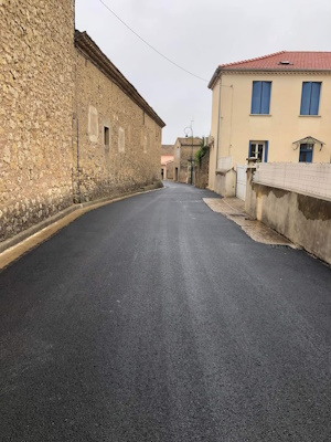 Photo d'une rue nouvellement goudronnée