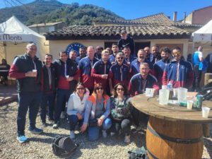 Photo d'un groupe de personne posant ensemble pour l'association de petanque