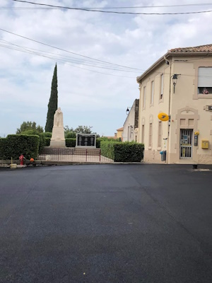 Photo de la place devant la poste nouvellement goudronnée