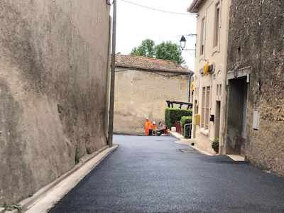 Photo d'une rue nouvellement goudronnée