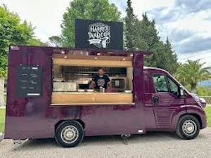 Photo d'un food truck avec son propriétaire