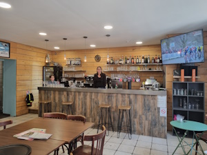 Photo du comptoir d'un bar avec deux personnes derrières