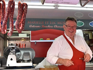 Photo du boucher derrière son étale