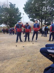 Photo de trois personnes en train de jouer à la pétanque faisant partie de l'association de petanque