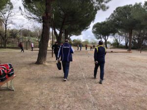 Photo de deux personnes de dos jouant au boule faisant parti de l'association boule haut libron