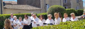 Photo d'un groupe de personnes en train de chanter faisant partie de l'association la cantilène