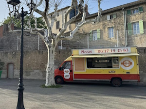 Photo du food truck de pizza sur la place