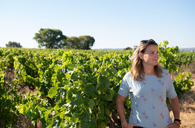 Phot d'une femme devant des vignes