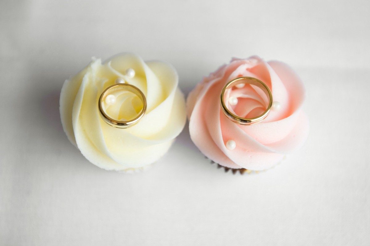 Photo de deux cupcakes avec une bague de fiançailles sur chaque cupcake